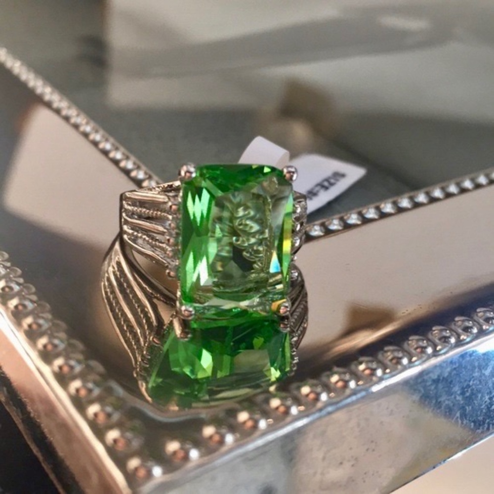 Beautiful Peridot Gemstone  Ring In Silvertone - Picture 3 of 5